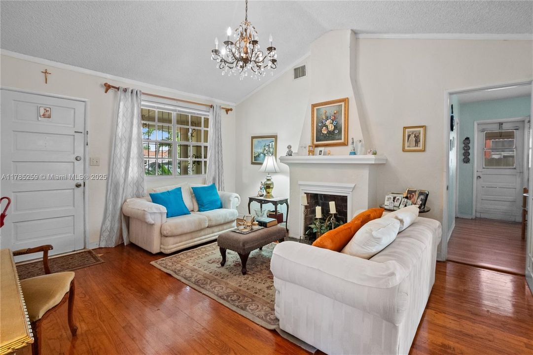 Recently Sold: $575,000 (2 beds, 1 baths, 1160 Square Feet)