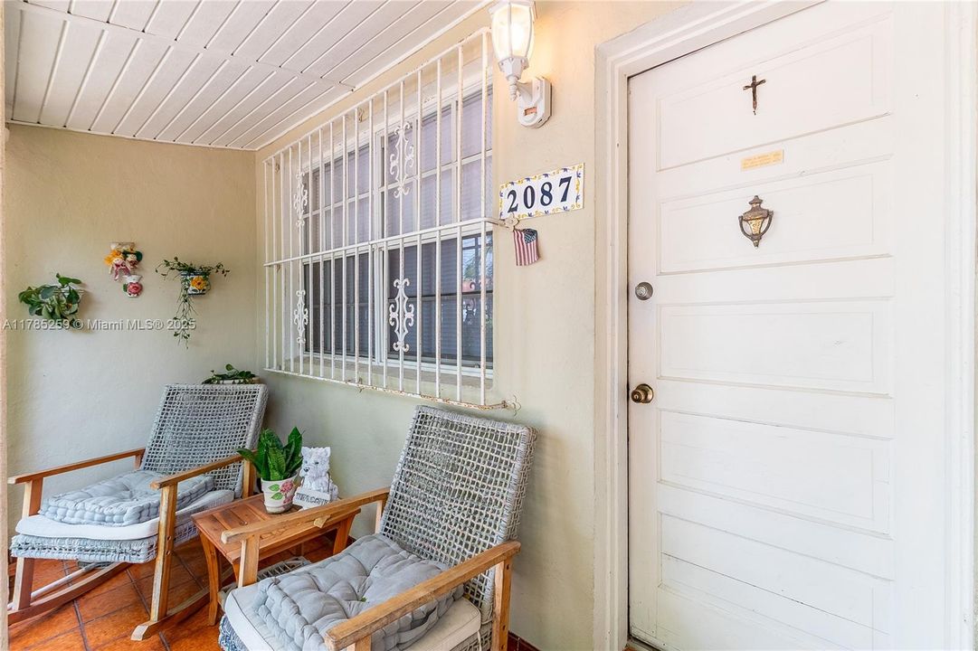 Recently Sold: $575,000 (2 beds, 1 baths, 1160 Square Feet)