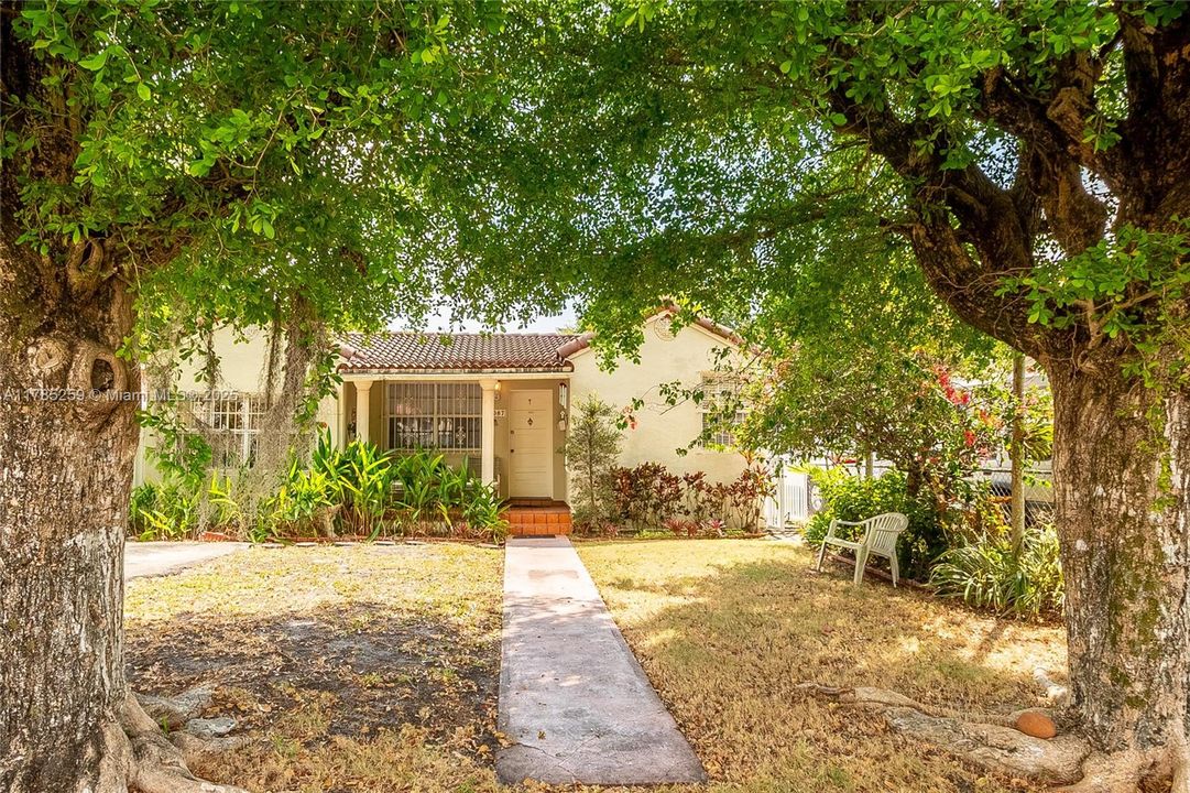 Recently Sold: $575,000 (2 beds, 1 baths, 1160 Square Feet)