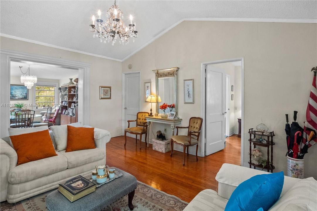 Recently Sold: $575,000 (2 beds, 1 baths, 1160 Square Feet)