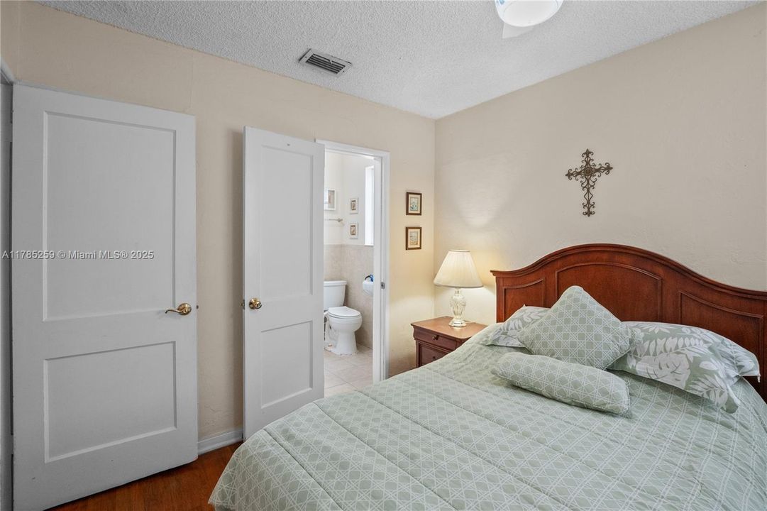 Recently Sold: $575,000 (2 beds, 1 baths, 1160 Square Feet)