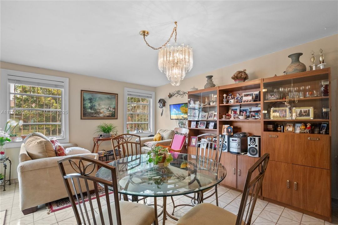 Recently Sold: $575,000 (2 beds, 1 baths, 1160 Square Feet)