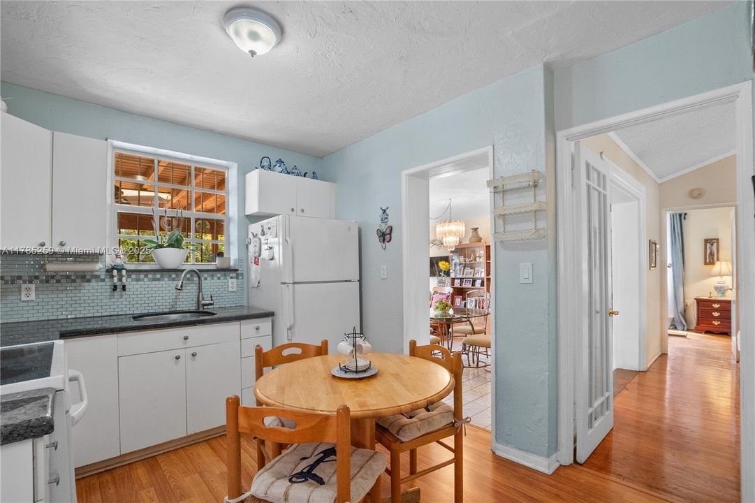 Recently Sold: $575,000 (2 beds, 1 baths, 1160 Square Feet)