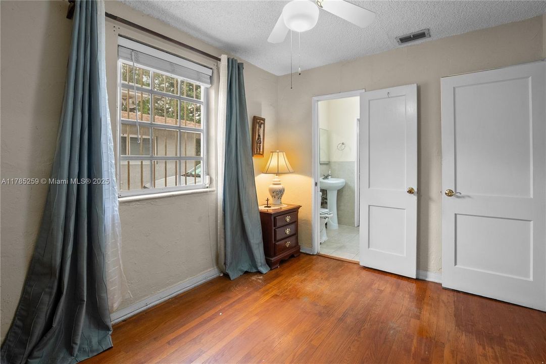 Recently Sold: $575,000 (2 beds, 1 baths, 1160 Square Feet)