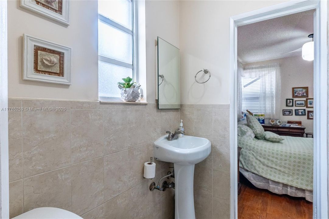 Recently Sold: $575,000 (2 beds, 1 baths, 1160 Square Feet)