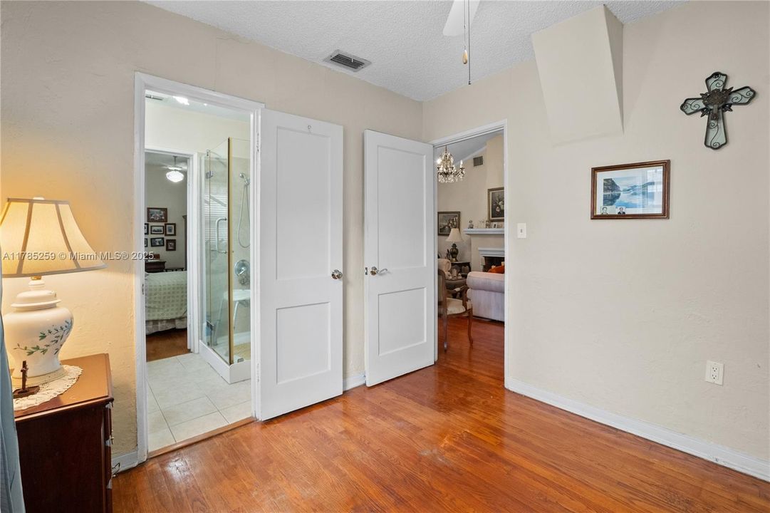 Recently Sold: $575,000 (2 beds, 1 baths, 1160 Square Feet)