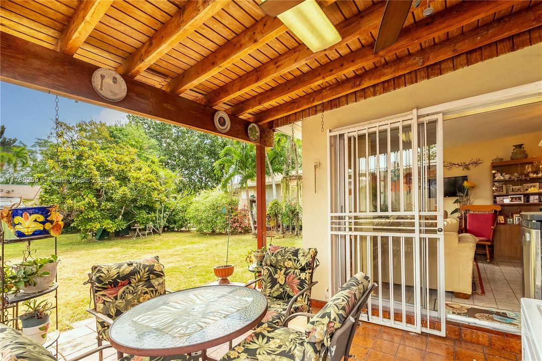 Recently Sold: $575,000 (2 beds, 1 baths, 1160 Square Feet)