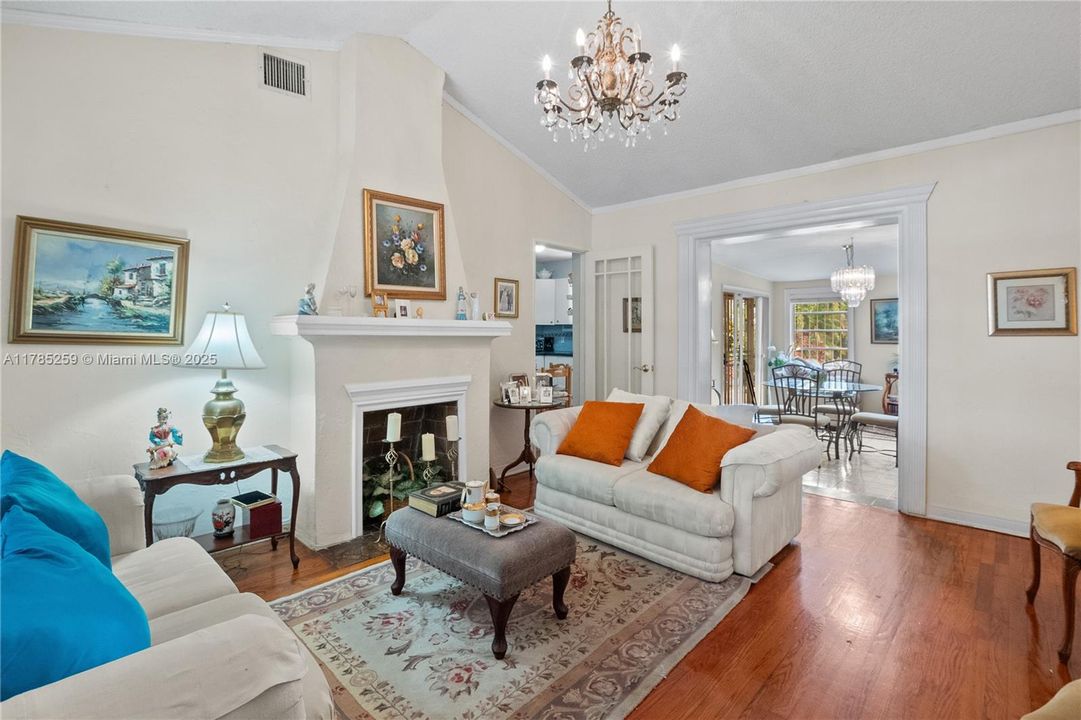 Recently Sold: $575,000 (2 beds, 1 baths, 1160 Square Feet)