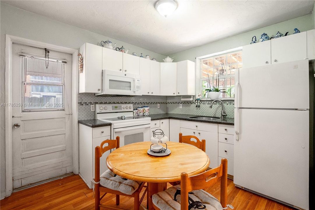 Recently Sold: $575,000 (2 beds, 1 baths, 1160 Square Feet)