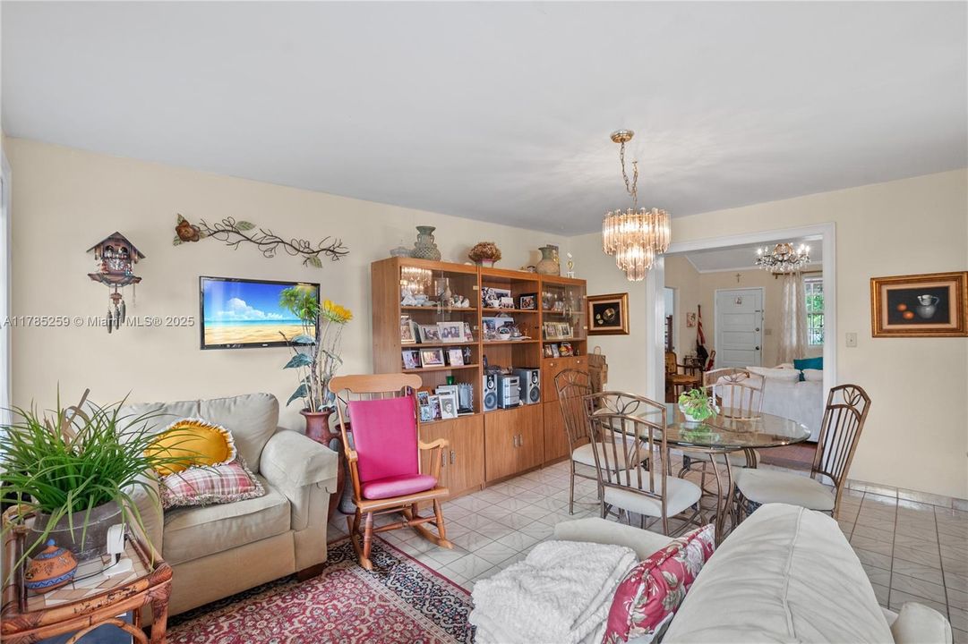 Recently Sold: $575,000 (2 beds, 1 baths, 1160 Square Feet)