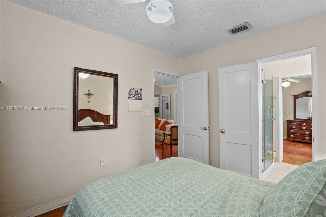 Recently Sold: $575,000 (2 beds, 1 baths, 1160 Square Feet)