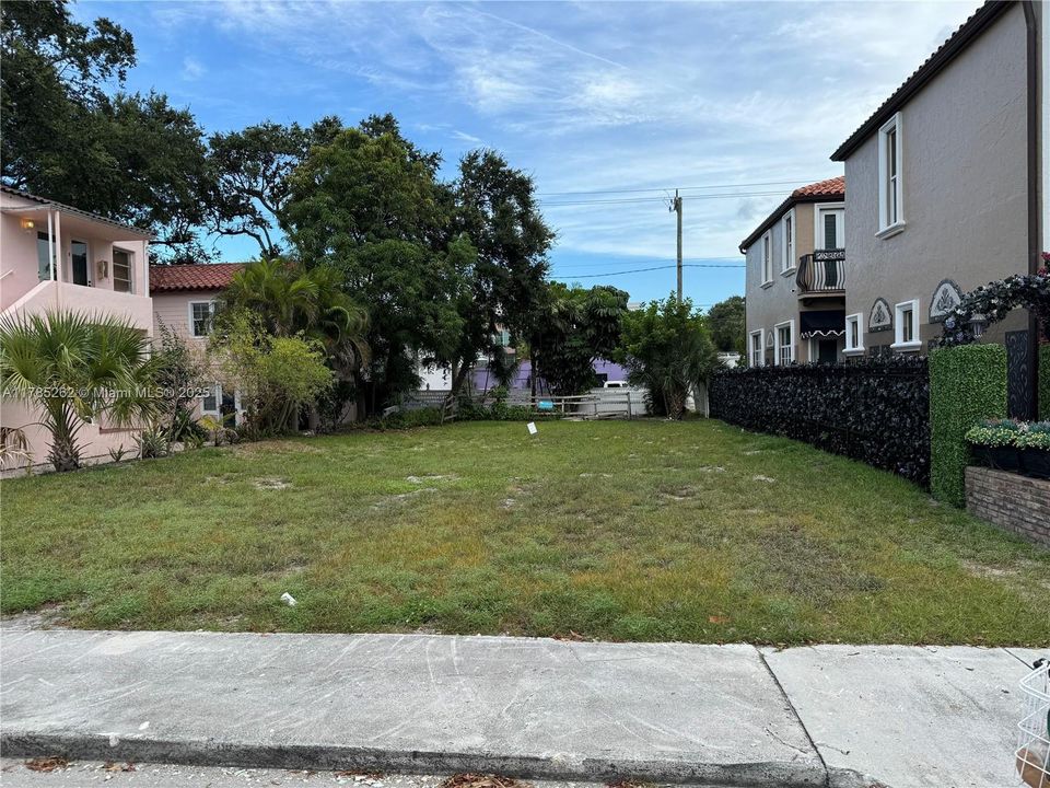 For Sale: $1,200,000 (0.13 acres)