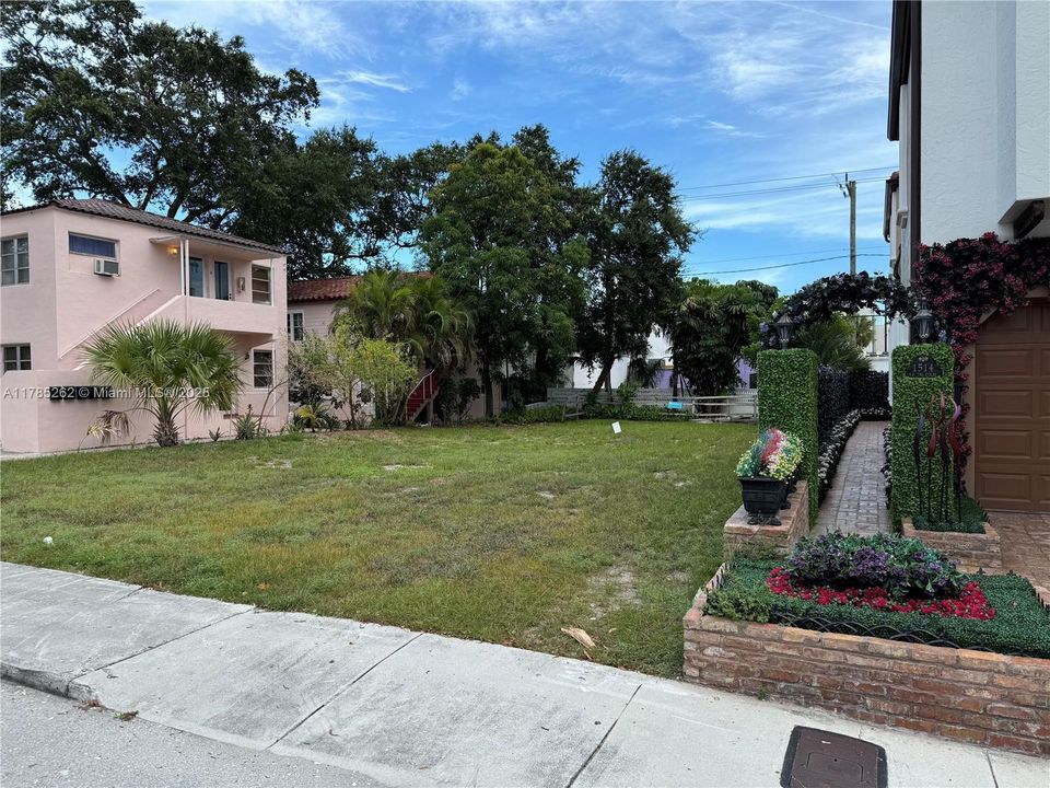 For Sale: $1,200,000 (0.13 acres)