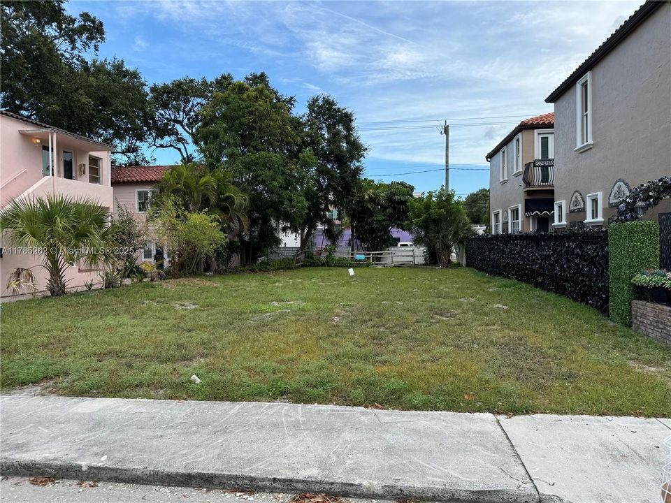 For Sale: $1,200,000 (0.13 acres)