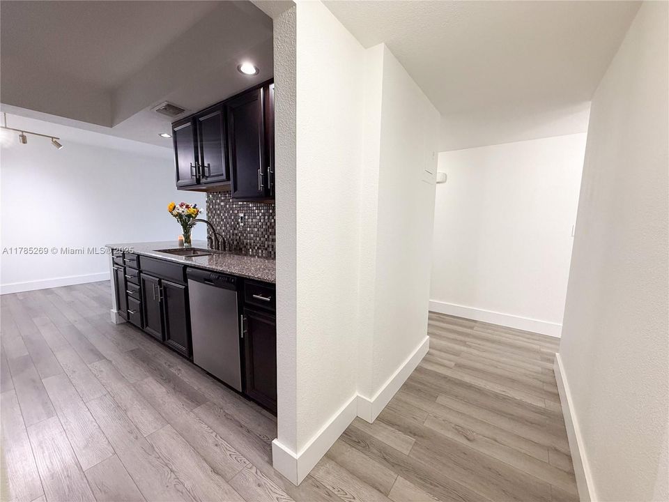 Recently Sold: $378,000 (1 beds, 1 baths, 673 Square Feet)