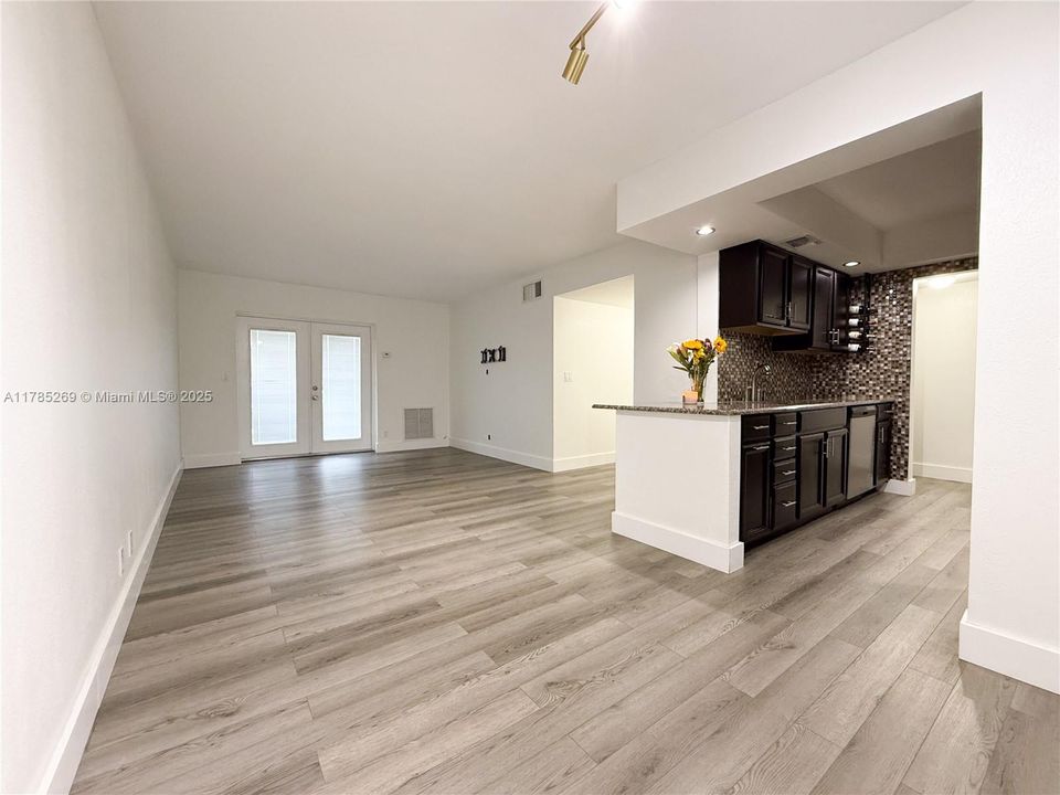 Recently Sold: $378,000 (1 beds, 1 baths, 673 Square Feet)