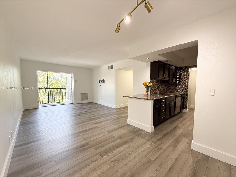 Recently Sold: $378,000 (1 beds, 1 baths, 673 Square Feet)