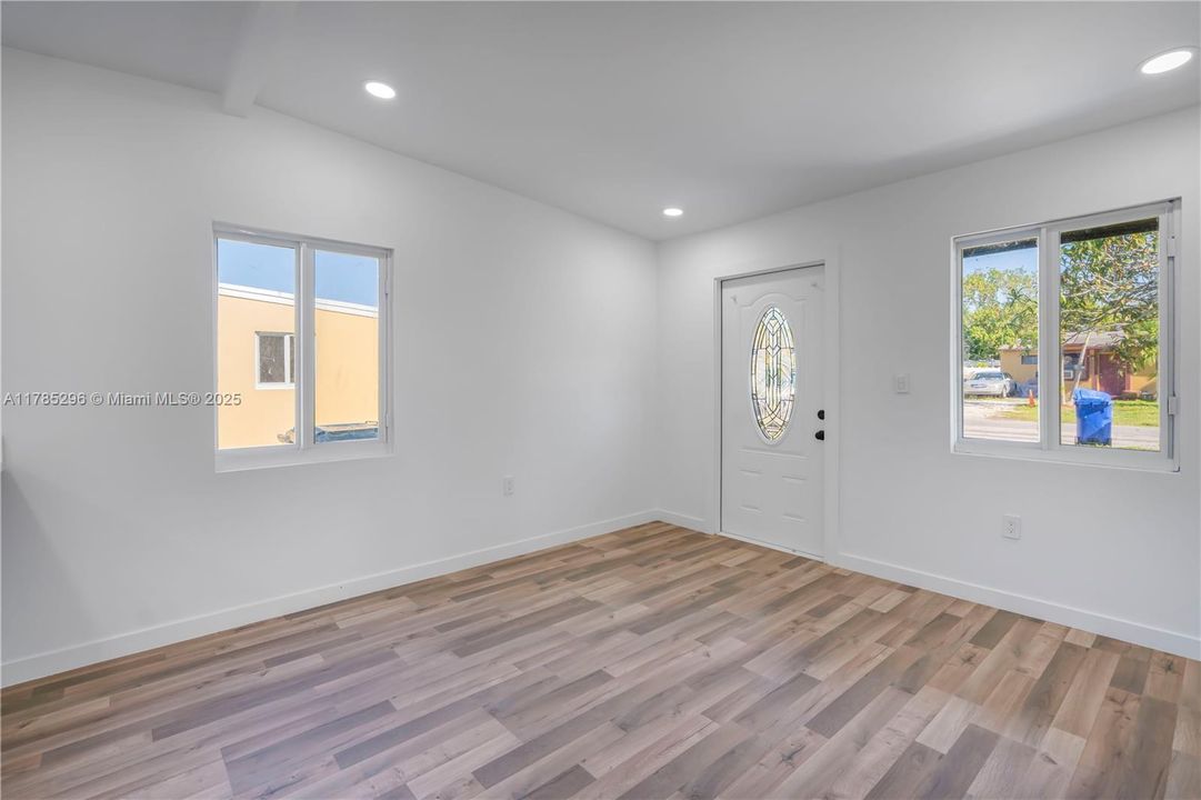 Recently Sold: $325,000 (2 beds, 1 baths, 572 Square Feet)