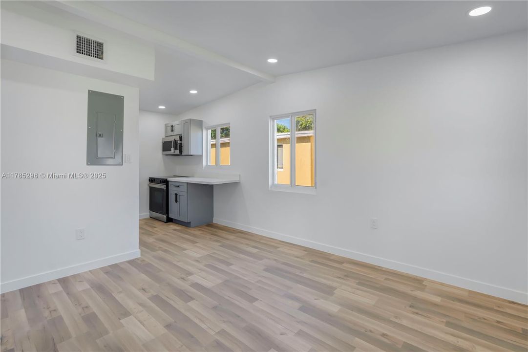 Recently Sold: $325,000 (2 beds, 1 baths, 572 Square Feet)