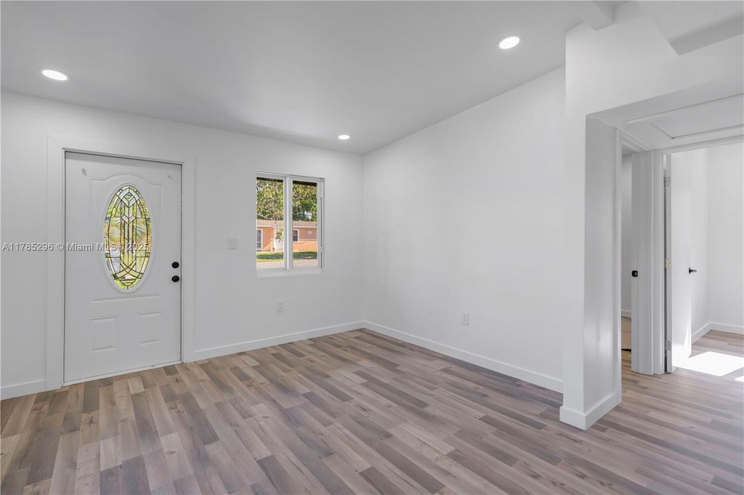 Recently Sold: $325,000 (2 beds, 1 baths, 572 Square Feet)