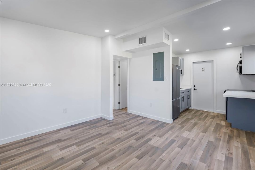 Recently Sold: $325,000 (2 beds, 1 baths, 572 Square Feet)