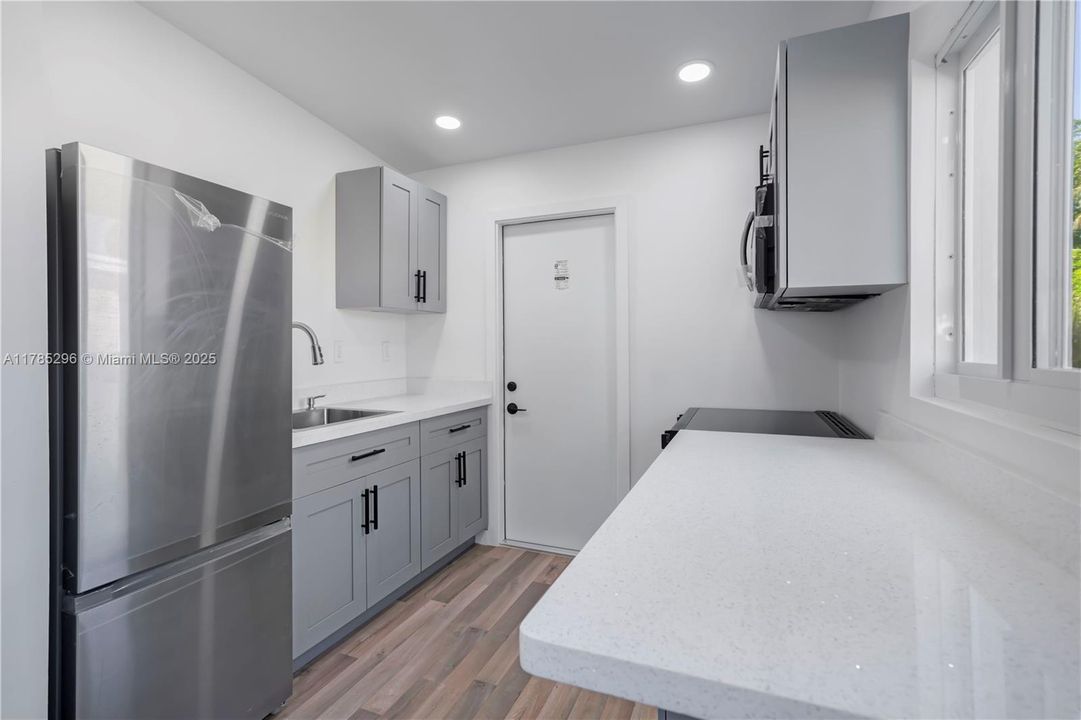 Recently Sold: $325,000 (2 beds, 1 baths, 572 Square Feet)