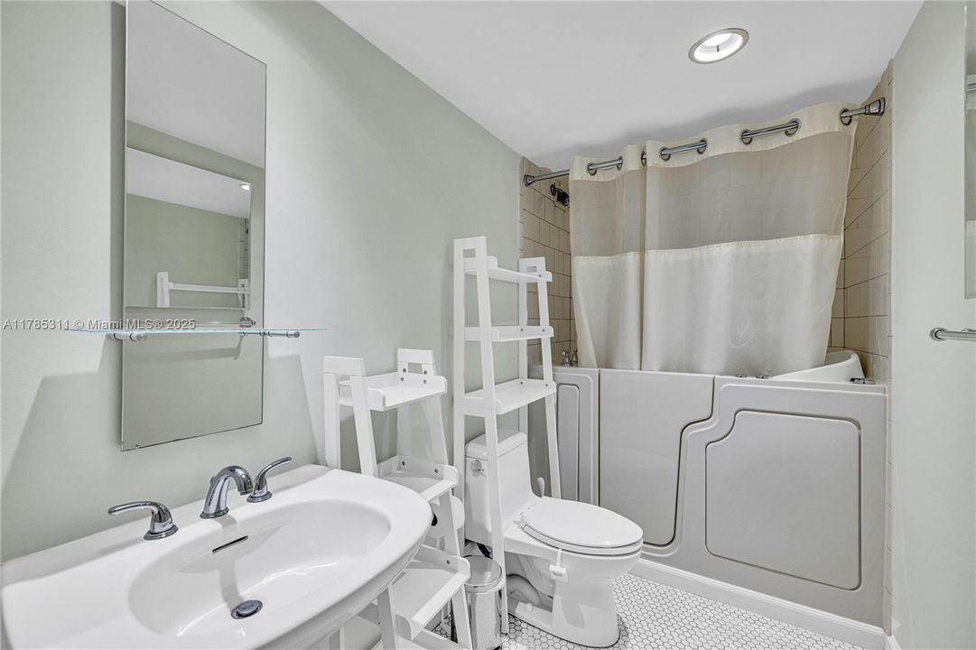 На продажу: $850,000 (2 спален, 2 ванн, 1570 Квадратных фут)