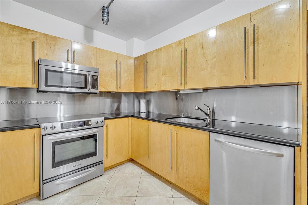 На продажу: $850,000 (2 спален, 2 ванн, 1570 Квадратных фут)