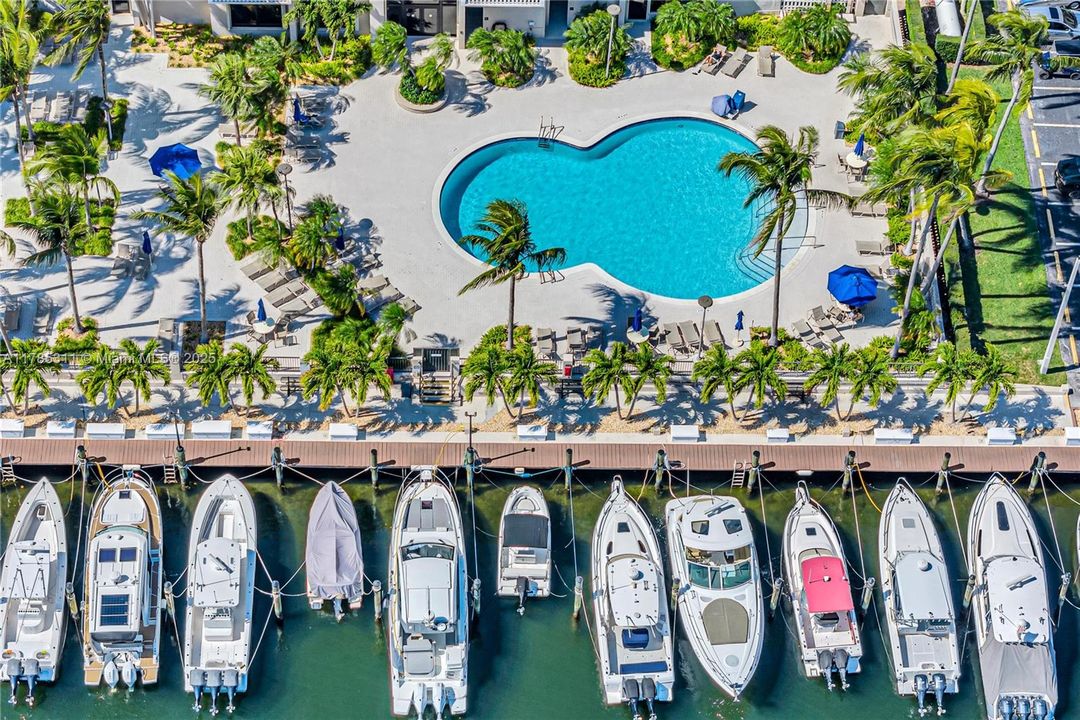 На продажу: $850,000 (2 спален, 2 ванн, 1570 Квадратных фут)