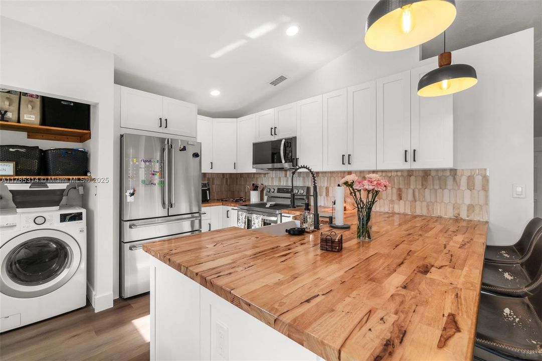 Недавно продано: $524,900 (3 спален, 2 ванн, 1381 Квадратных фут)