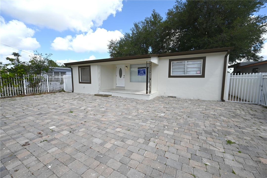 Недавно продано: $518,000 (4 спален, 2 ванн, 1054 Квадратных фут)