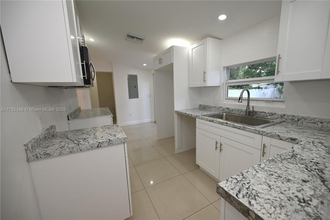 Недавно продано: $518,000 (4 спален, 2 ванн, 1054 Квадратных фут)