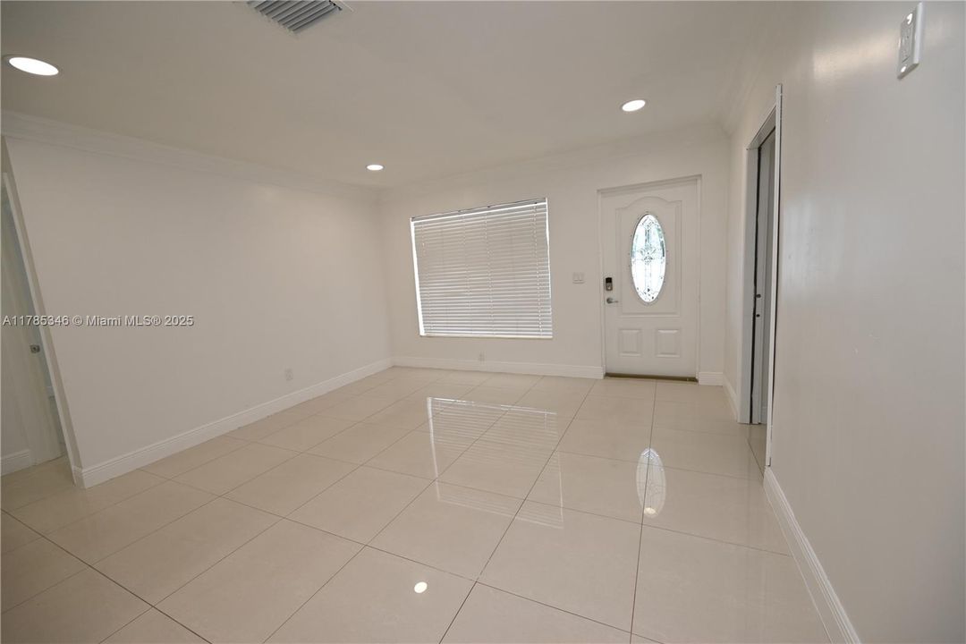 Недавно продано: $518,000 (4 спален, 2 ванн, 1054 Квадратных фут)