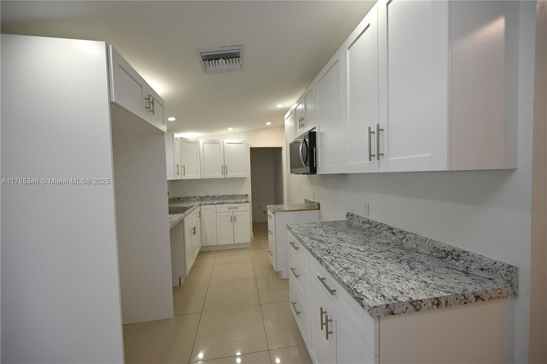 Недавно продано: $518,000 (4 спален, 2 ванн, 1054 Квадратных фут)