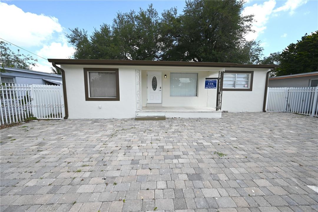 Недавно продано: $518,000 (4 спален, 2 ванн, 1054 Квадратных фут)