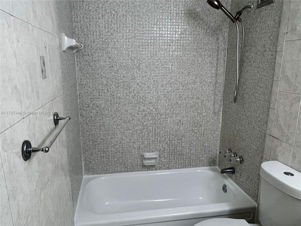 Recently Rented: $2,000 (1 beds, 1 baths, 940 Square Feet)