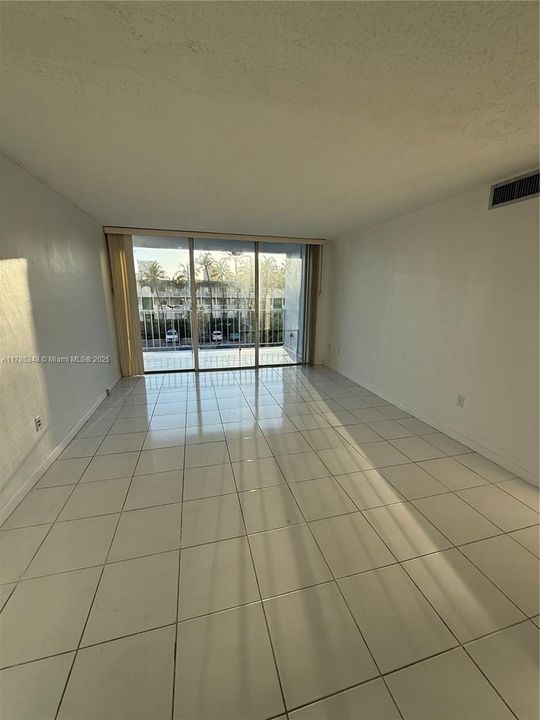 Recently Rented: $2,000 (1 beds, 1 baths, 940 Square Feet)