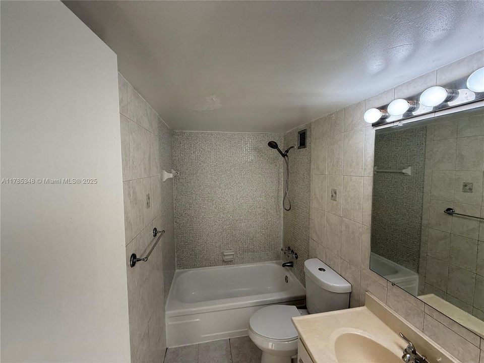 Recently Rented: $2,000 (1 beds, 1 baths, 940 Square Feet)