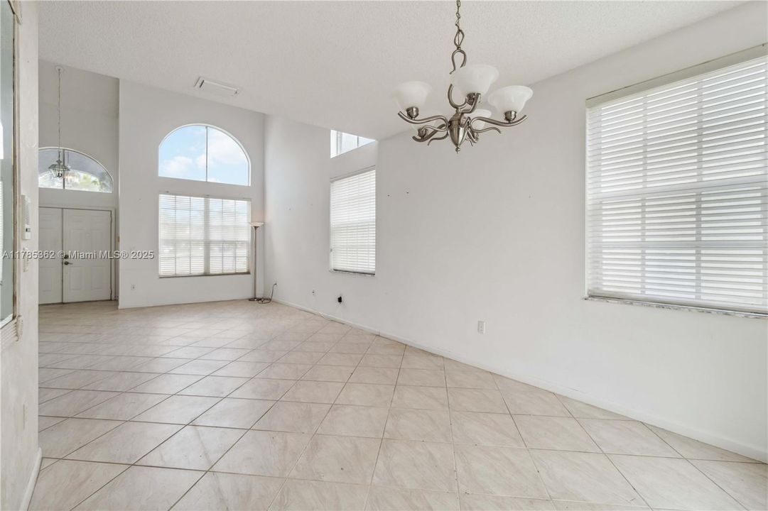 Недавно продано: $688,000 (4 спален, 2 ванн, 2880 Квадратных фут)