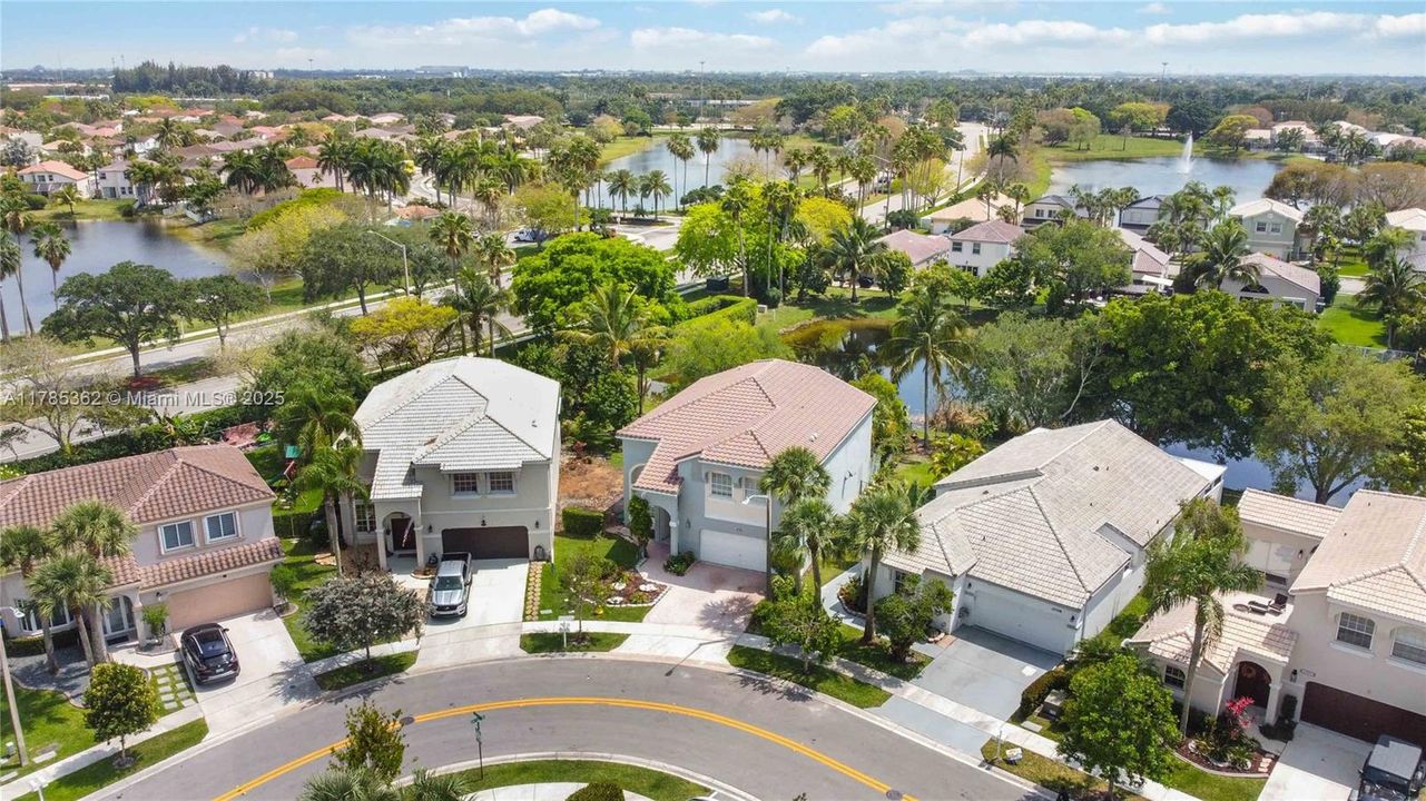 Недавно продано: $688,000 (4 спален, 2 ванн, 2880 Квадратных фут)