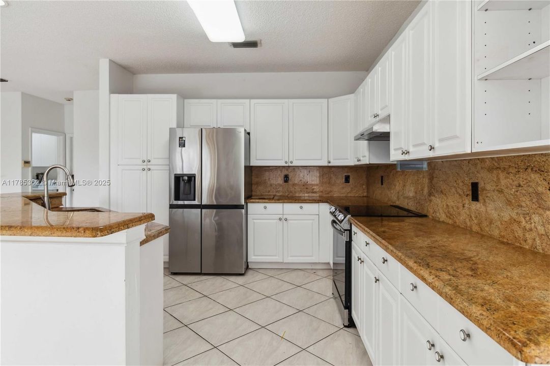 Недавно продано: $688,000 (4 спален, 2 ванн, 2880 Квадратных фут)