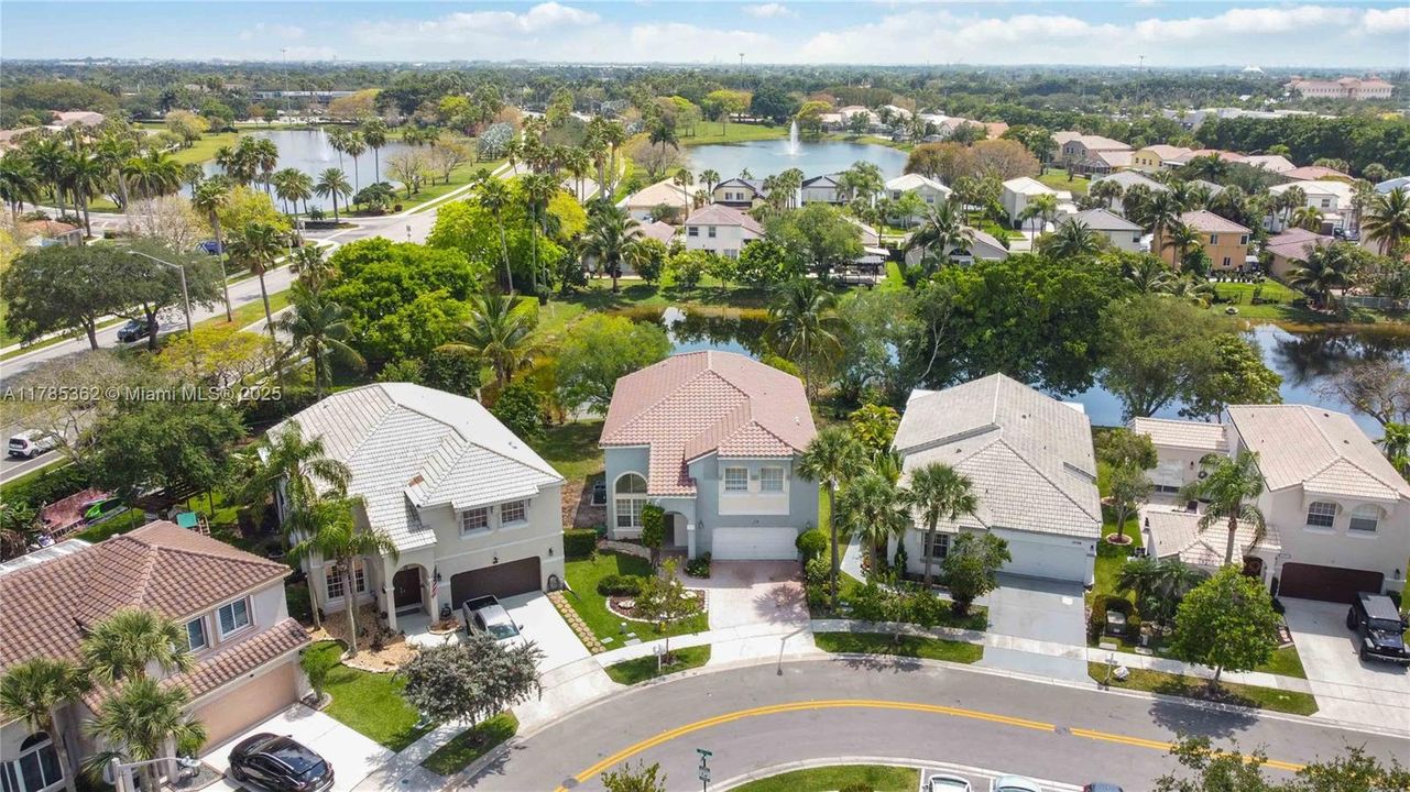 Недавно продано: $688,000 (4 спален, 2 ванн, 2880 Квадратных фут)