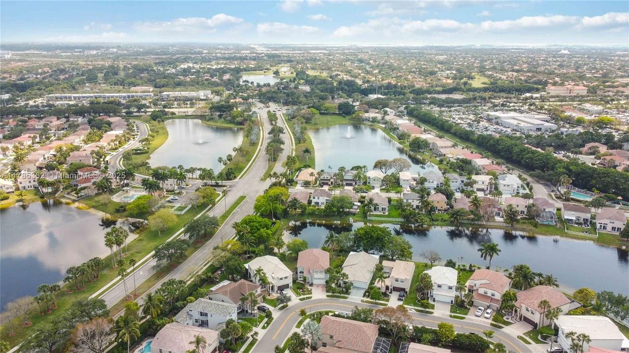 Недавно продано: $688,000 (4 спален, 2 ванн, 2880 Квадратных фут)