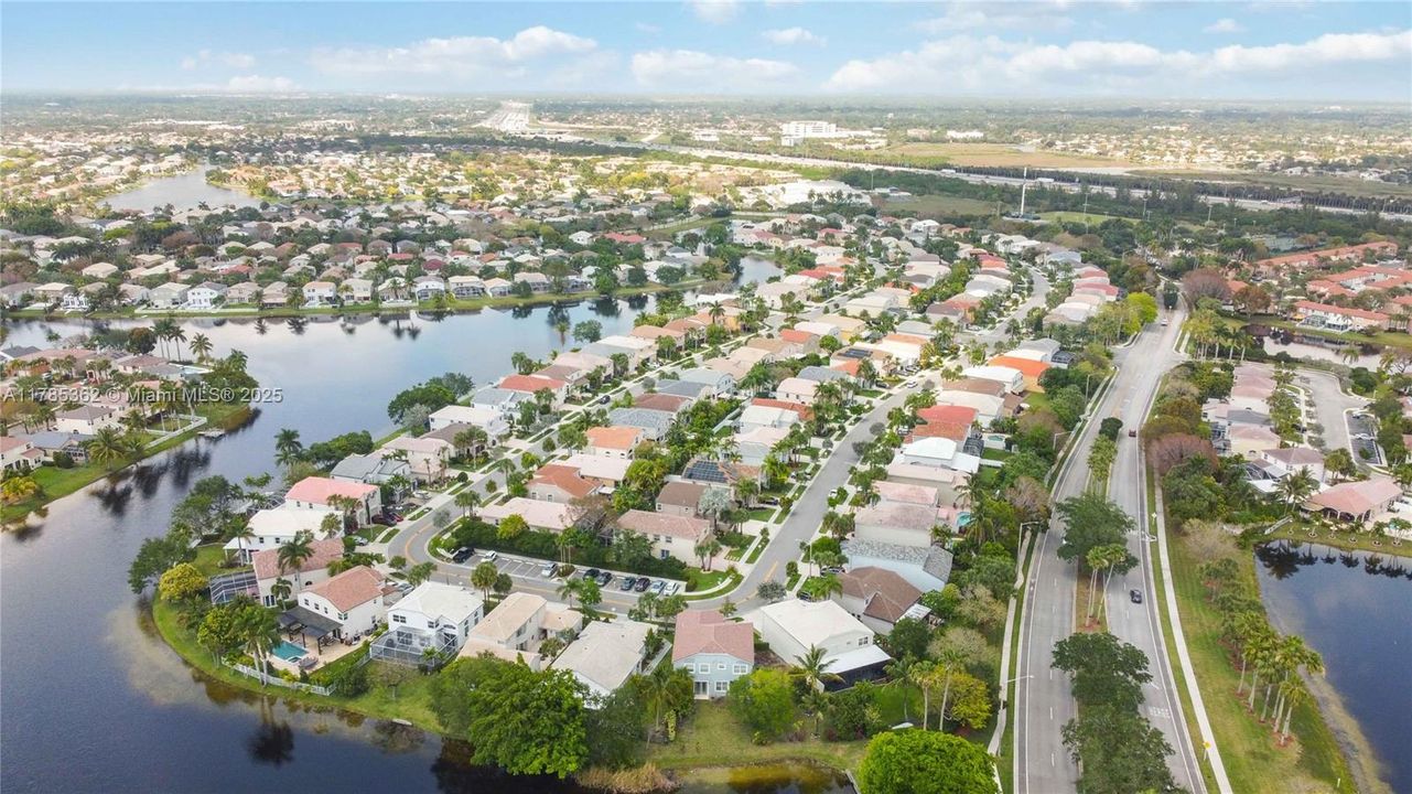 Недавно продано: $688,000 (4 спален, 2 ванн, 2880 Квадратных фут)