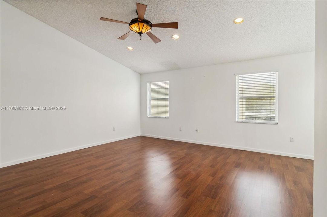 Недавно продано: $688,000 (4 спален, 2 ванн, 2880 Квадратных фут)