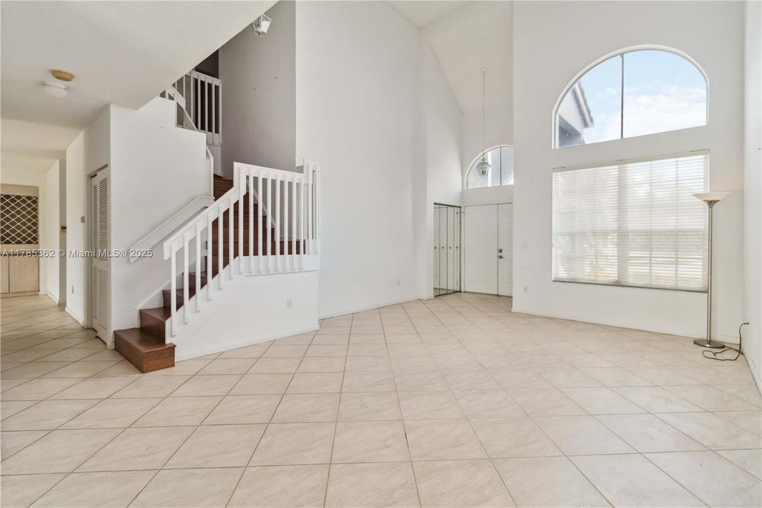 Недавно продано: $688,000 (4 спален, 2 ванн, 2880 Квадратных фут)