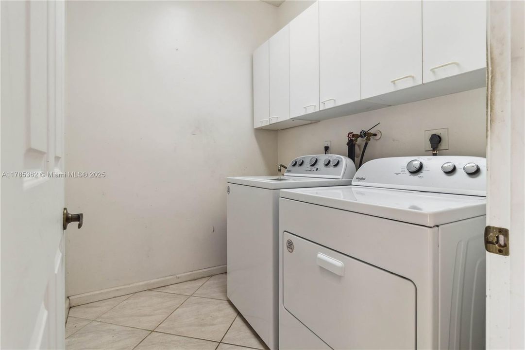 Недавно продано: $688,000 (4 спален, 2 ванн, 2880 Квадратных фут)