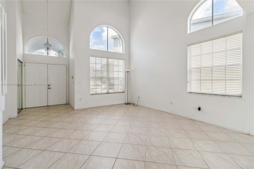 Недавно продано: $688,000 (4 спален, 2 ванн, 2880 Квадратных фут)