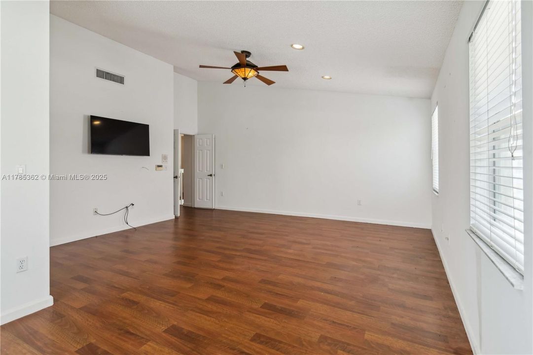 Недавно продано: $688,000 (4 спален, 2 ванн, 2880 Квадратных фут)