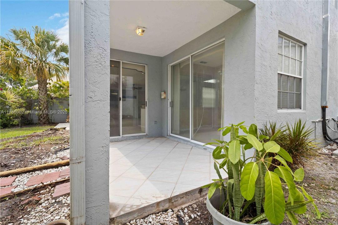 Недавно продано: $688,000 (4 спален, 2 ванн, 2880 Квадратных фут)